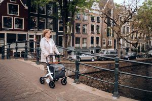 Mobiliteitshulpmiddelen. Vrouw met rollator.